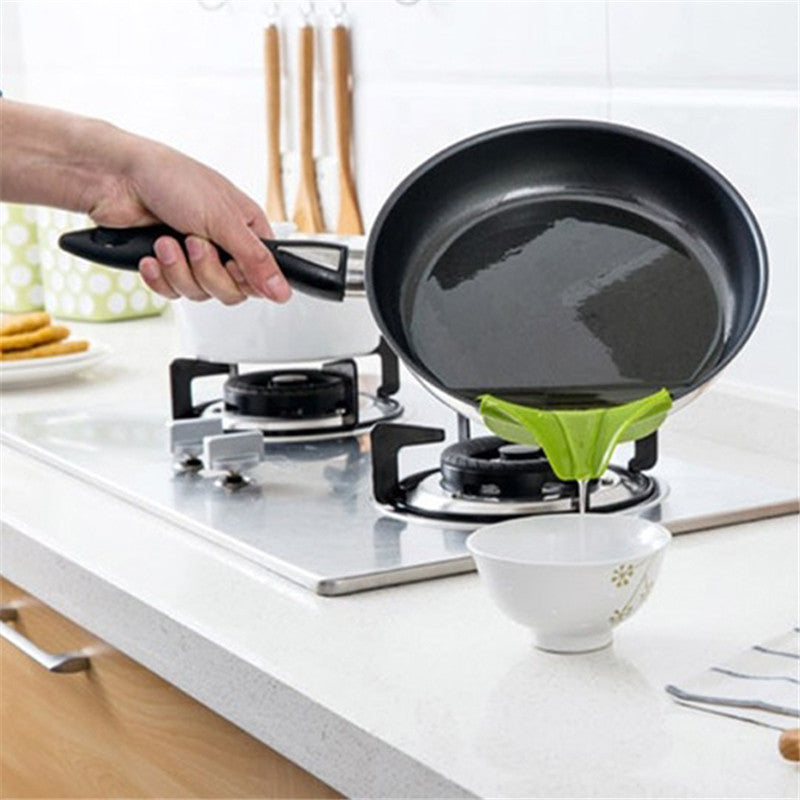 Silicone Clip-On Pouring Spout | Spill Proof Pot & Pan Pour Helper | Kitchen Gadget